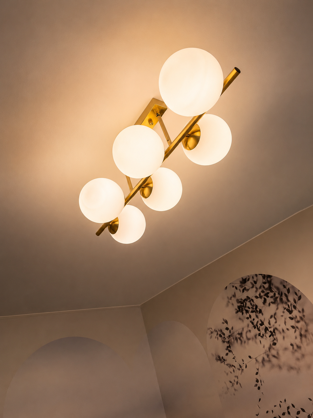 Luminaire vintage à boules dans un cabinet décoré à Angers